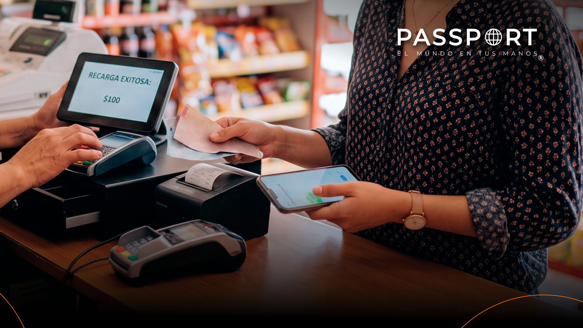 Dueño de tienda de abarrotes en México revisando su celular Android después de procesar una recarga en el mostrador.